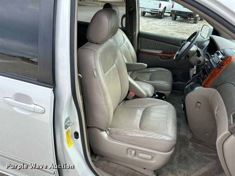 image for item NJ9518 2006 Toyota  Sienna Limited van