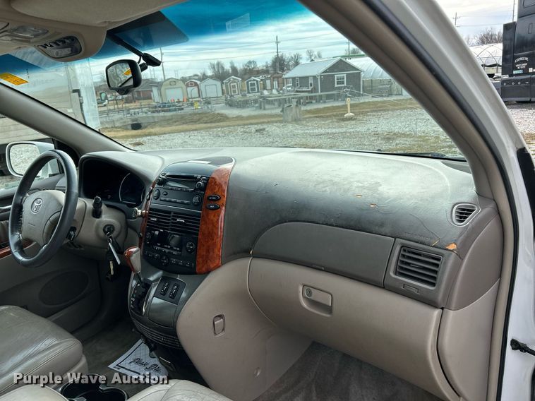 image for item NJ9518 2006 Toyota  Sienna Limited van