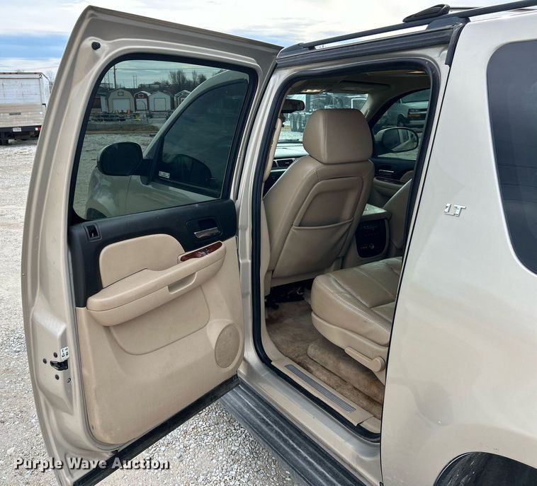 image for item NJ9519 2007 Chevrolet Suburban LT SUV