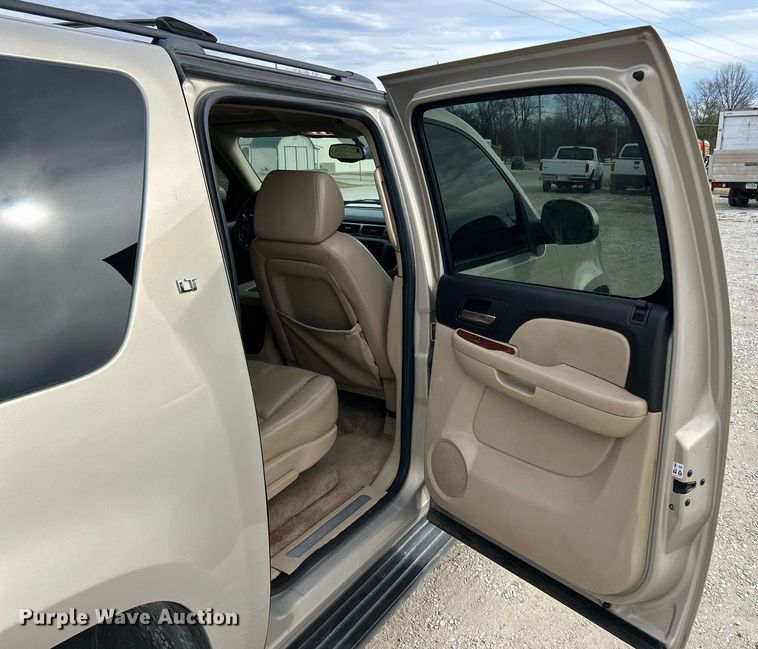 image for item NJ9519 2007 Chevrolet Suburban LT SUV