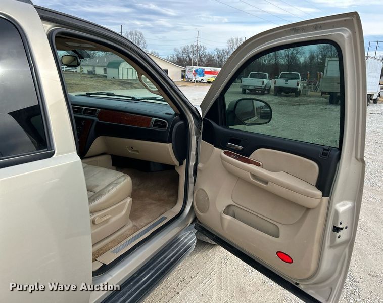 image for item NJ9519 2007 Chevrolet Suburban LT SUV
