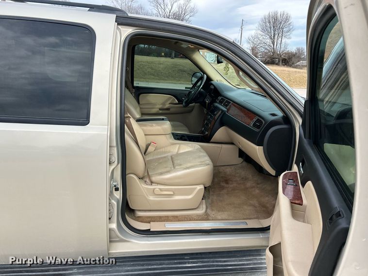 image for item NJ9519 2007 Chevrolet Suburban LT SUV