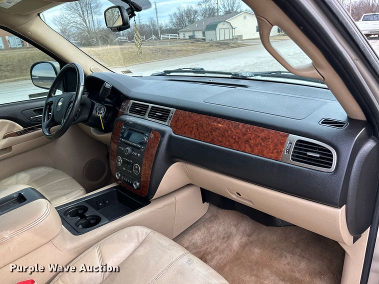 image for item NJ9519 2007 Chevrolet Suburban LT SUV