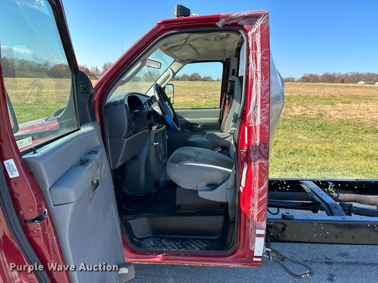 image for item NR9452 2003 Ford E450 Super Duty van cab and chassis
