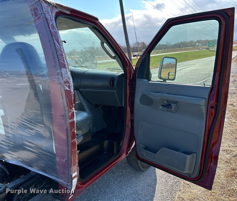 image for item NR9452 2003 Ford E450 Super Duty van cab and chassis