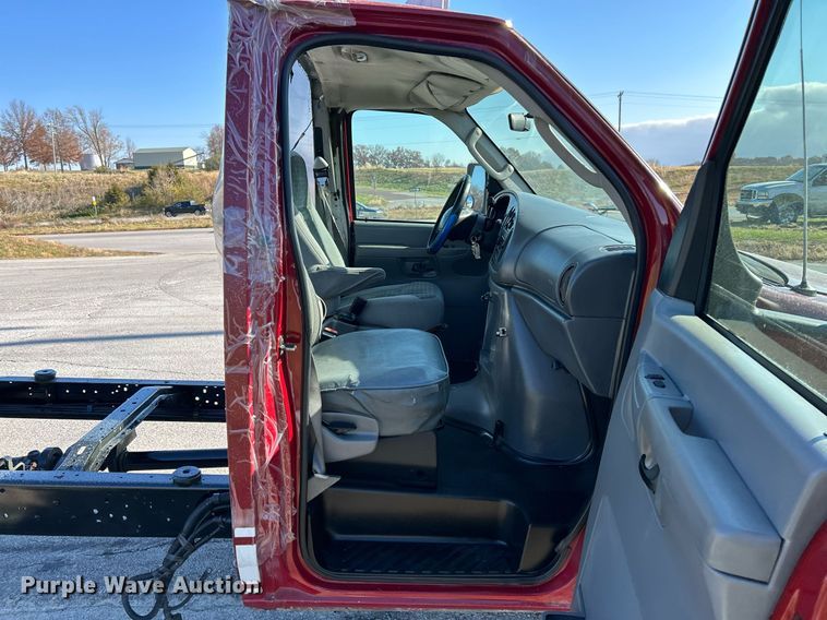 image for item NR9452 2003 Ford E450 Super Duty van cab and chassis