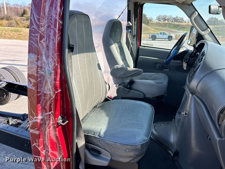 image for item NR9452 2003 Ford E450 Super Duty van cab and chassis