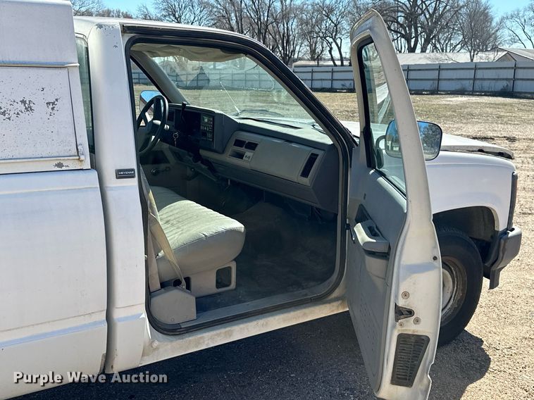 image for item NU9341 1991 Chevrolet  C1500 pickup truck