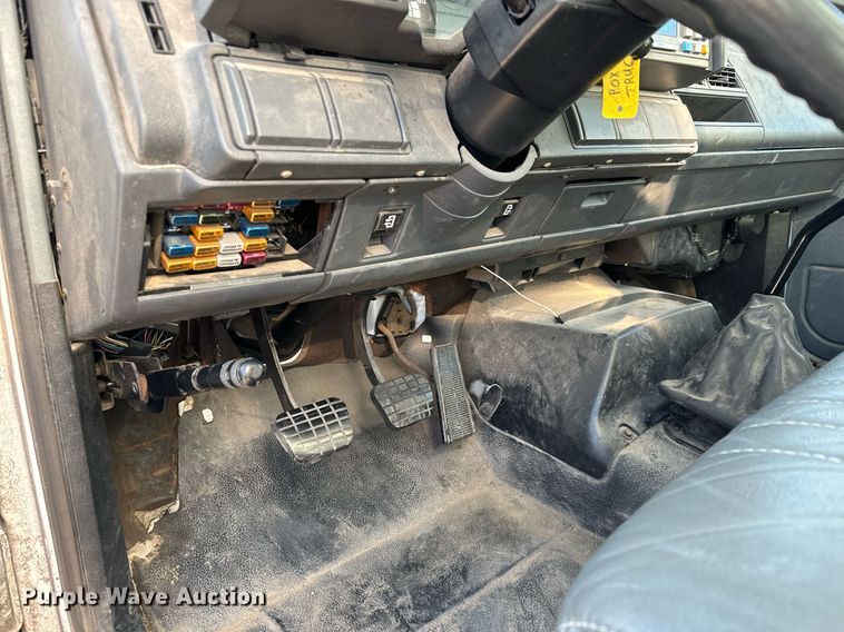 image for item NU9416 1996 GMC TopKick box truck