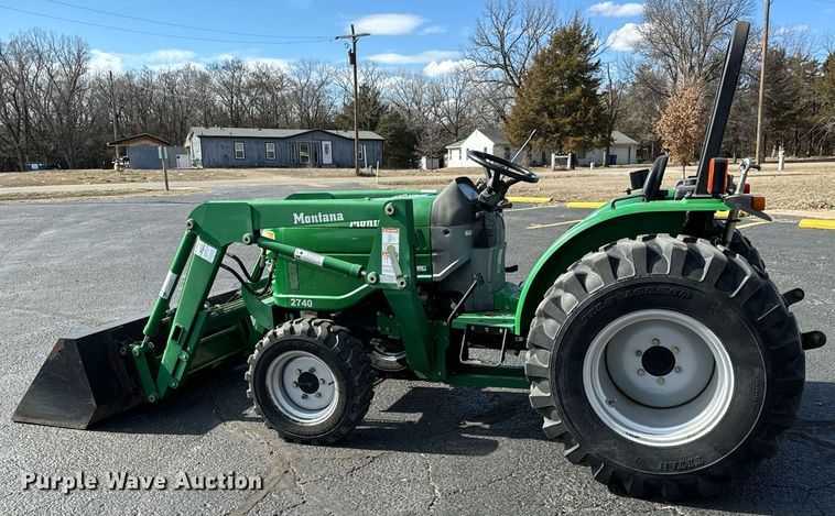 image for item NU9450 Montana 2740 MFWD tractor
