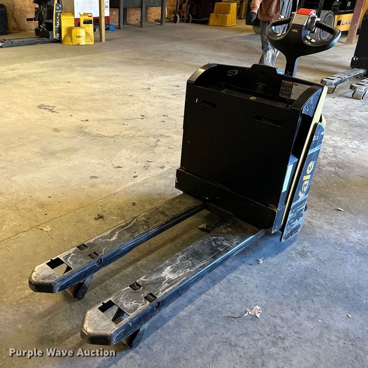 Yale MPB045VGN24T2246 pallet jack in Lawrence, KS Item OF9294 for sale Purple Wave