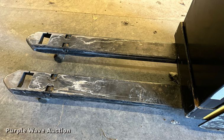 image for item OF9294 Yale  MPB045VGN24T2246 pallet jack