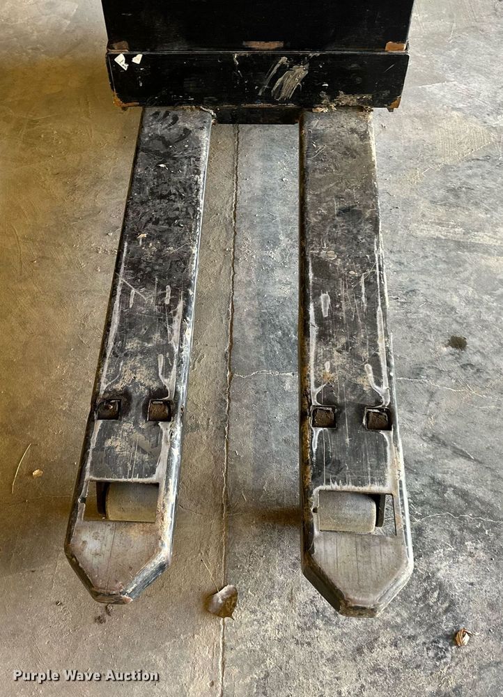 image for item OF9295 Yale  MPB045VGN24T2246 pallet jack