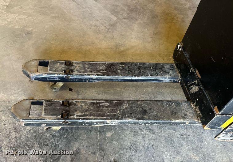 image for item OF9295 Yale  MPB045VGN24T2246 pallet jack