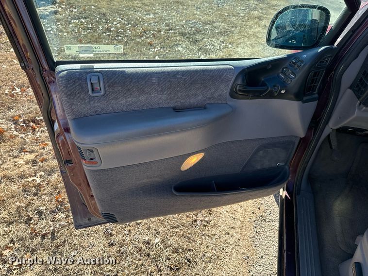 image for item OJ9424 1999 Plymouth Grand Voyager van
