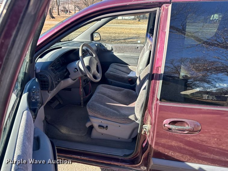 image for item OJ9424 1999 Plymouth Grand Voyager van