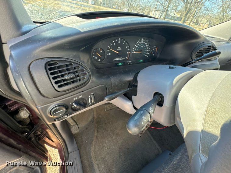 image for item OJ9424 1999 Plymouth Grand Voyager van