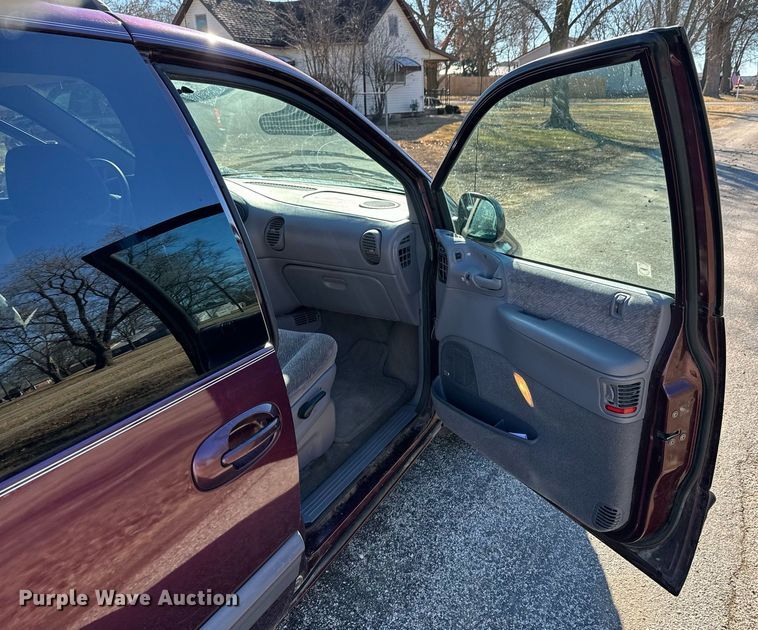 image for item OJ9424 1999 Plymouth Grand Voyager van