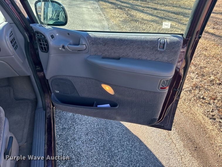 image for item OJ9424 1999 Plymouth Grand Voyager van