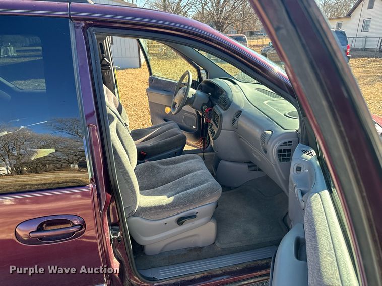 image for item OJ9424 1999 Plymouth Grand Voyager van