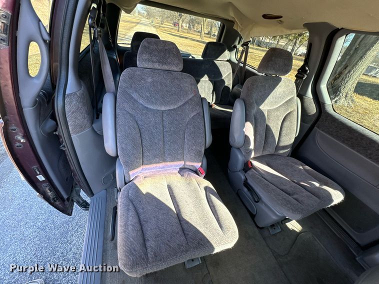image for item OJ9424 1999 Plymouth Grand Voyager van