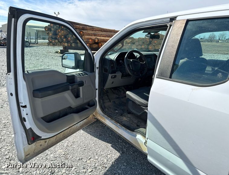 image for item OJ9483 2016 Ford  F150 XL SuperCab pickup truck