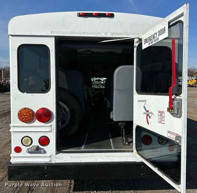 image for item OM9788 2007 Chevrolet  Express 3500 school bus