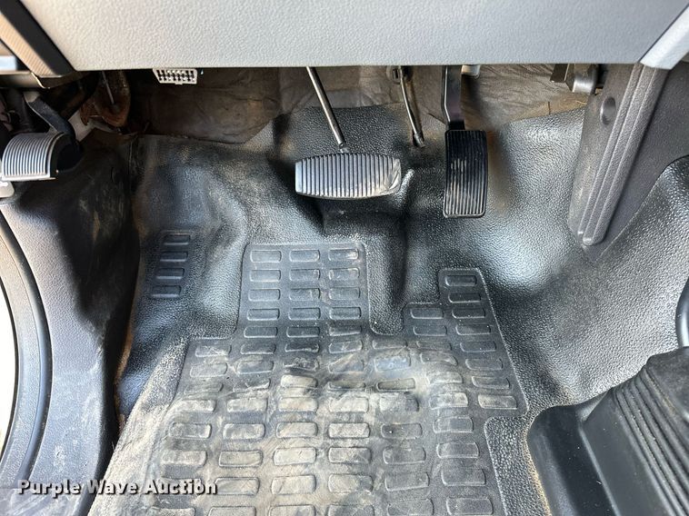 image for item OM9799 2015 Ford F450 Super Duty flatbed truck