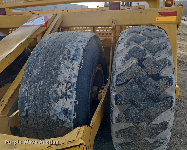 image for item DK0536 2004 John Deere 1810E scraper