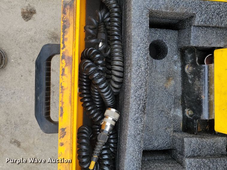 image for item DL7852 Roadtec RP175  paver