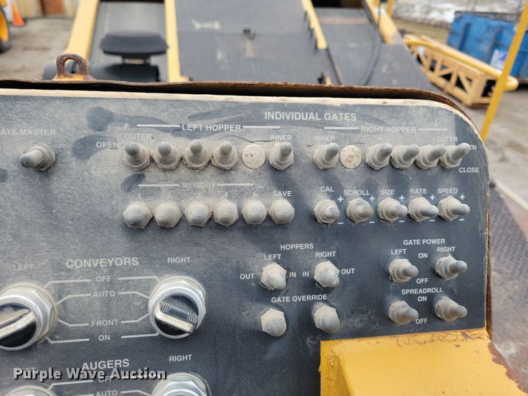 image for item DL7853 2000 Etnyre chip spreader