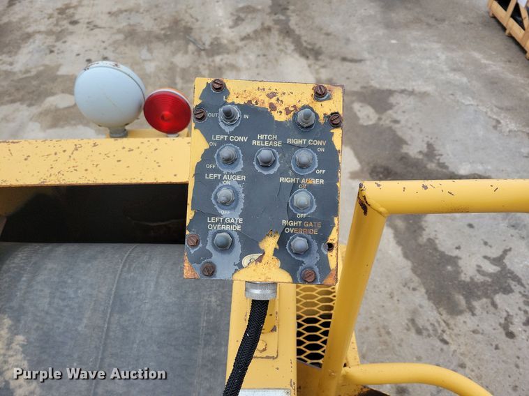 image for item DL7853 2000 Etnyre chip spreader