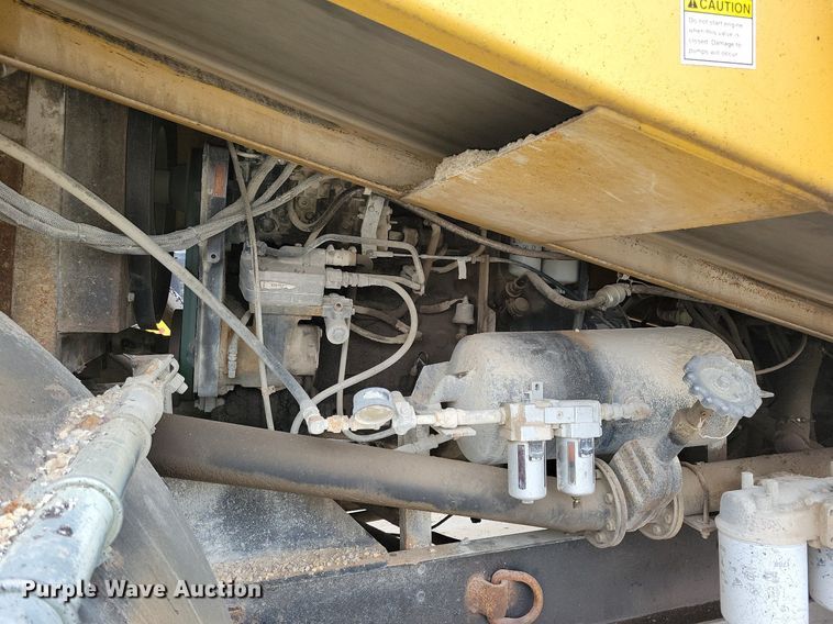 image for item DL7853 2000 Etnyre chip spreader