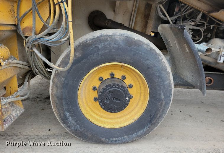 image for item DL7853 2000 Etnyre chip spreader