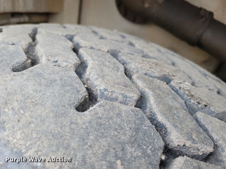 image for item DL7853 2000 Etnyre chip spreader