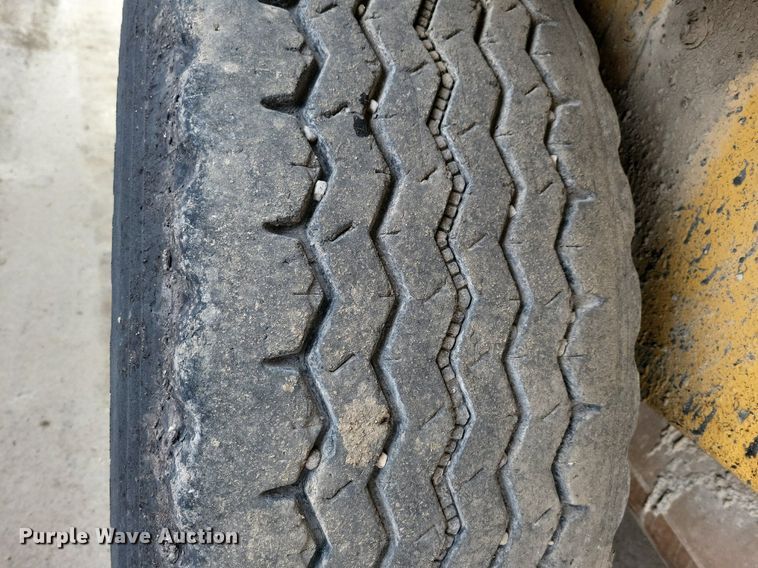 image for item DL7853 2000 Etnyre chip spreader