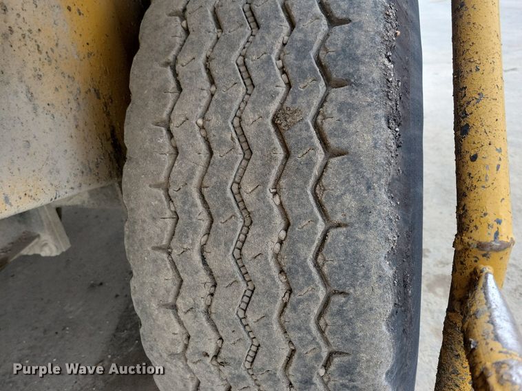 image for item DL7853 2000 Etnyre chip spreader