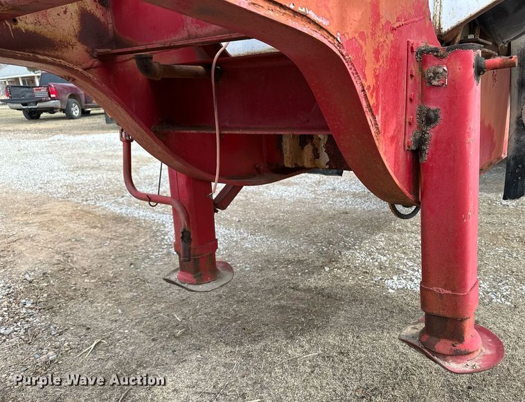 image for item DM2686 1977 tank trailer