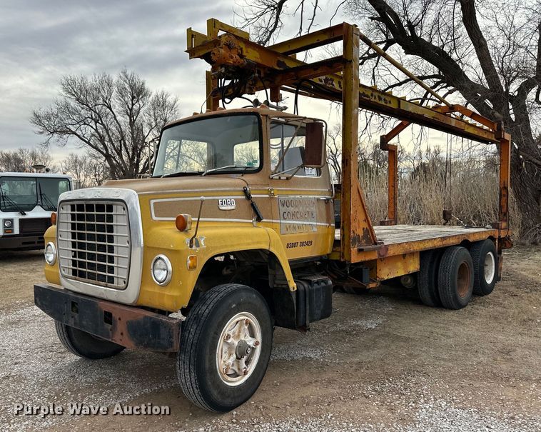 image for item DM2688 1974 Ford  8000 crane truck