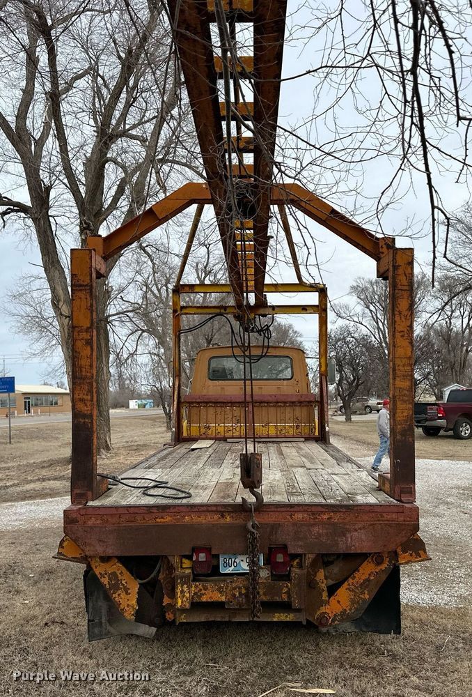 image for item DM2688 1974 Ford  8000 crane truck