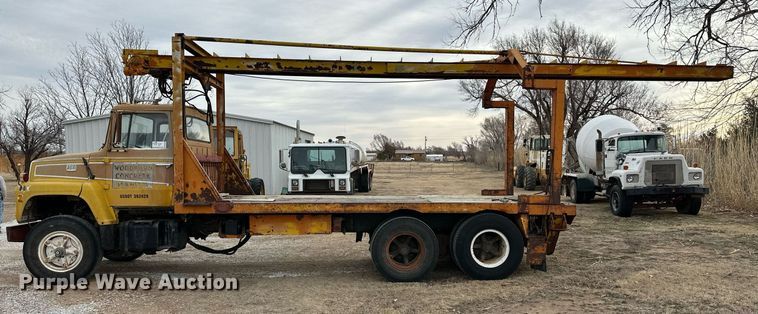 image for item DM2688 1974 Ford  8000 crane truck
