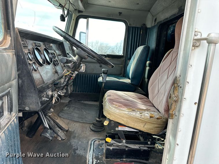 image for item DM2692 1991 Kenworth T600 semi truck