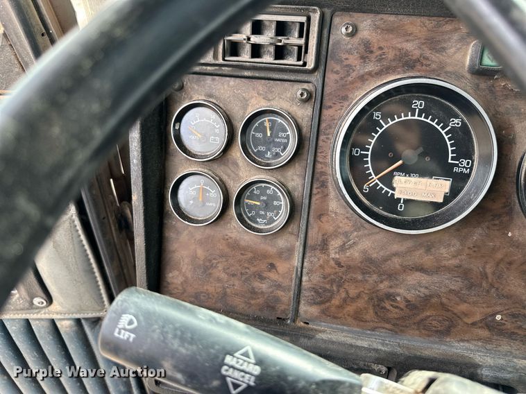 image for item DM2692 1991 Kenworth T600 semi truck