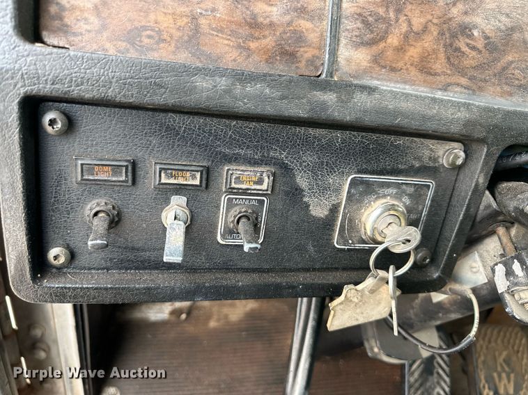 image for item DM2692 1991 Kenworth T600 semi truck