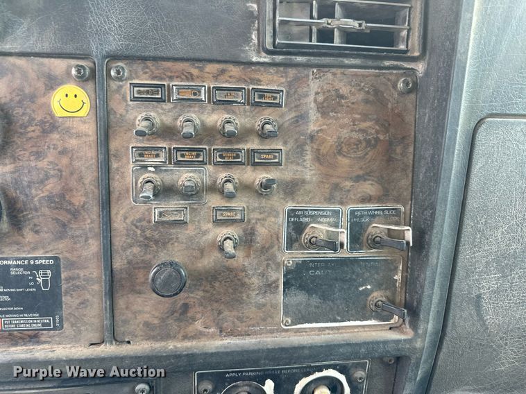 image for item DM2692 1991 Kenworth T600 semi truck