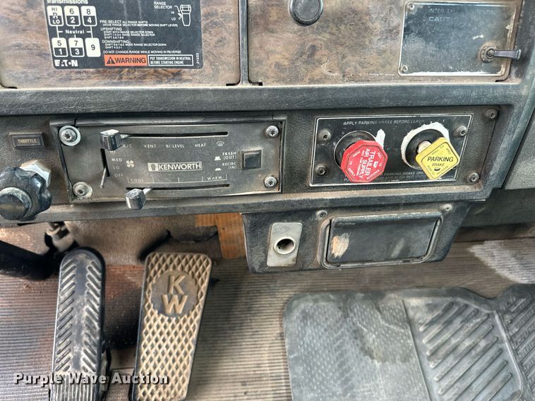 image for item DM2692 1991 Kenworth T600 semi truck