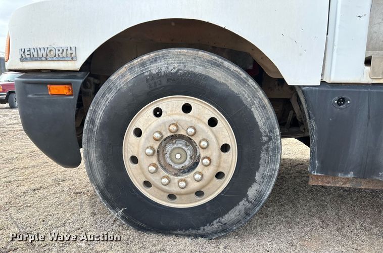 image for item DM2692 1991 Kenworth T600 semi truck