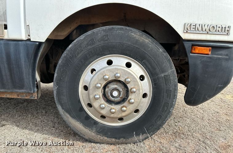 image for item DM2692 1991 Kenworth T600 semi truck