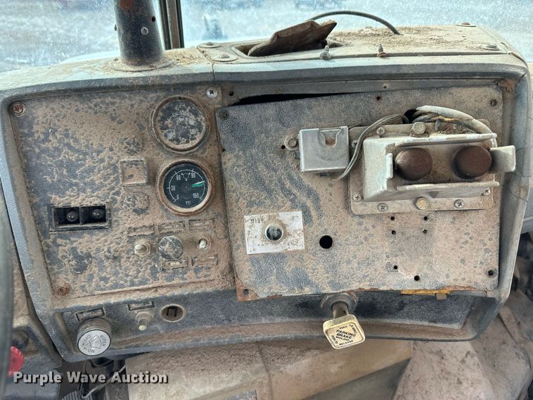 image for item DM2693 1986 Mack DM685S ready mix truck