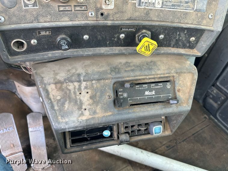 image for item DM2698 1997 Mack RD690S ready mix truck